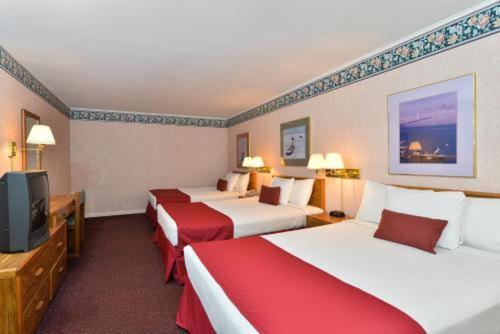 Travelodge By Wyndham Mackinaw City Phòng bức ảnh